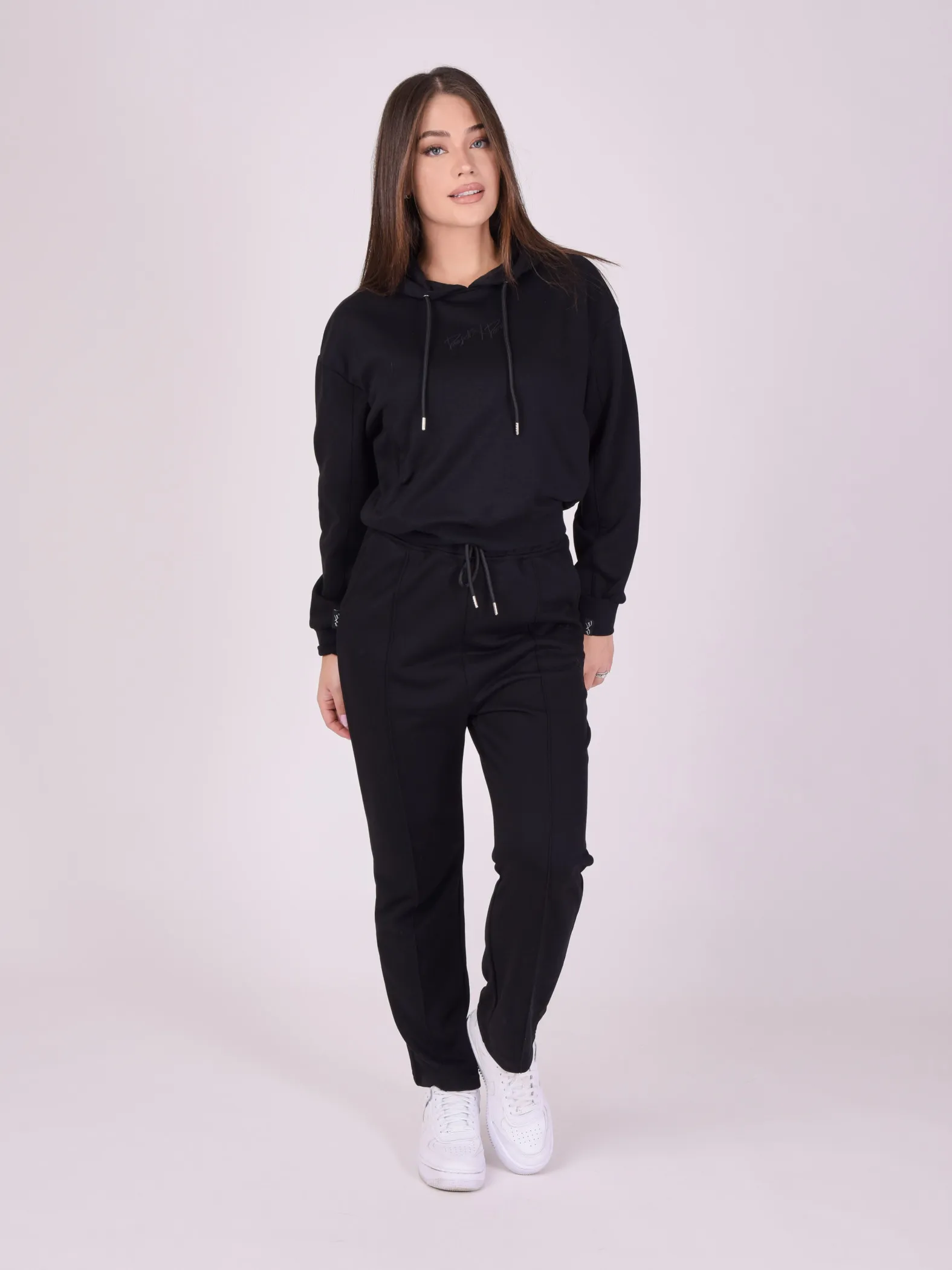 Sudadera con capucha bordada con logotipo tono sobre tono
