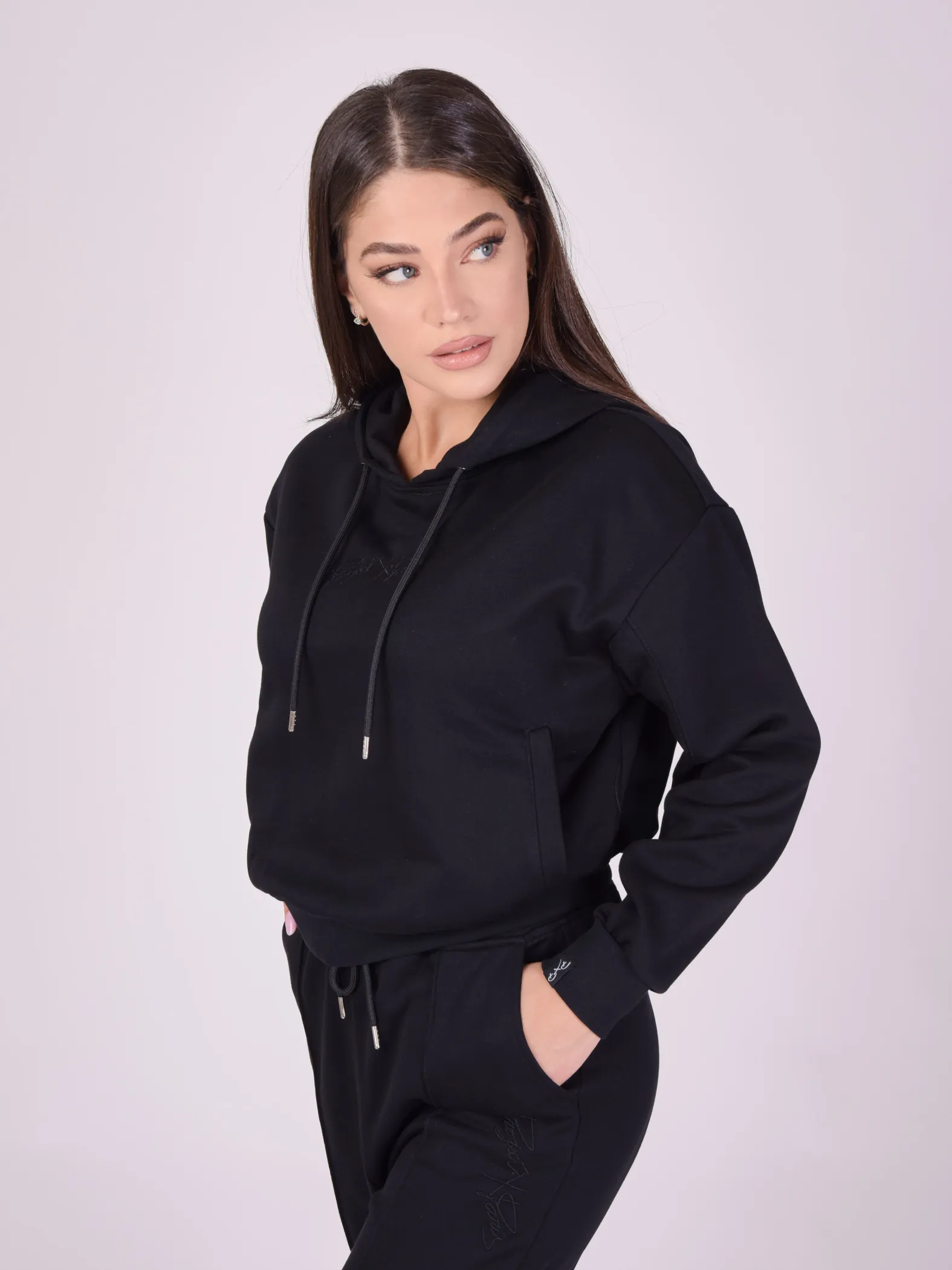 Sudadera con capucha bordada con logotipo tono sobre tono