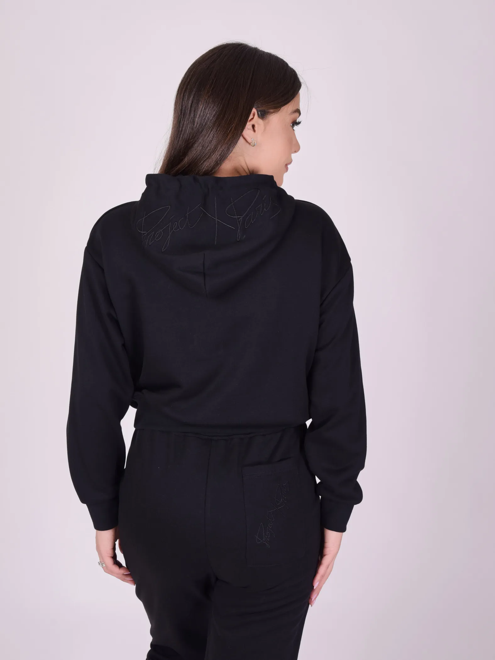 Sudadera con capucha bordada con logotipo tono sobre tono