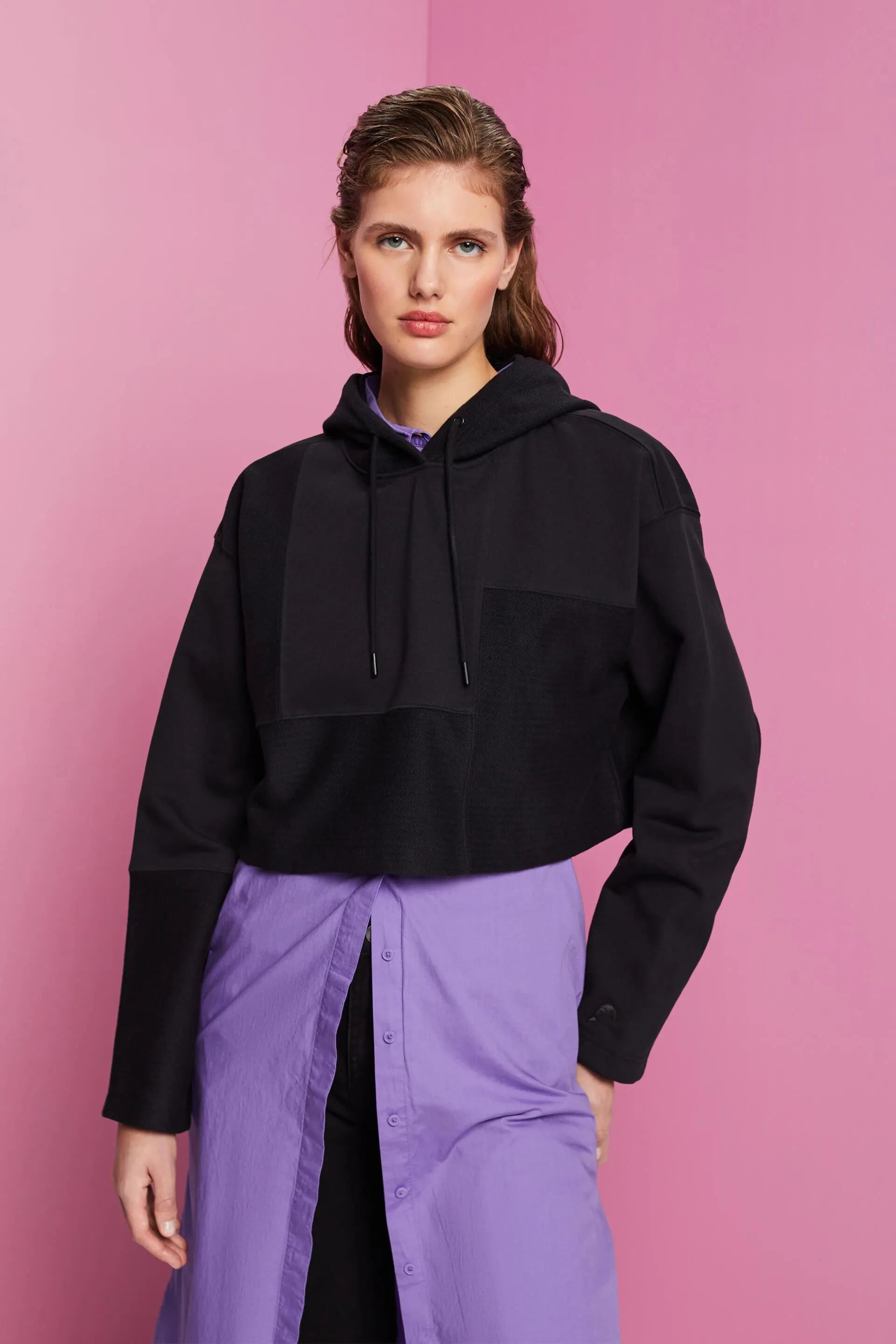 Sudadera con capucha con diseño corto y patchwork