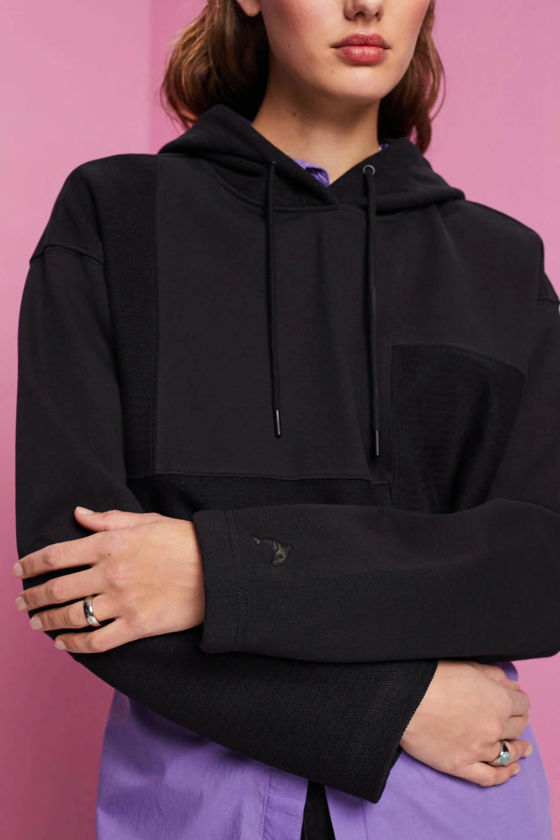 Sudadera con capucha con diseño corto y patchwork