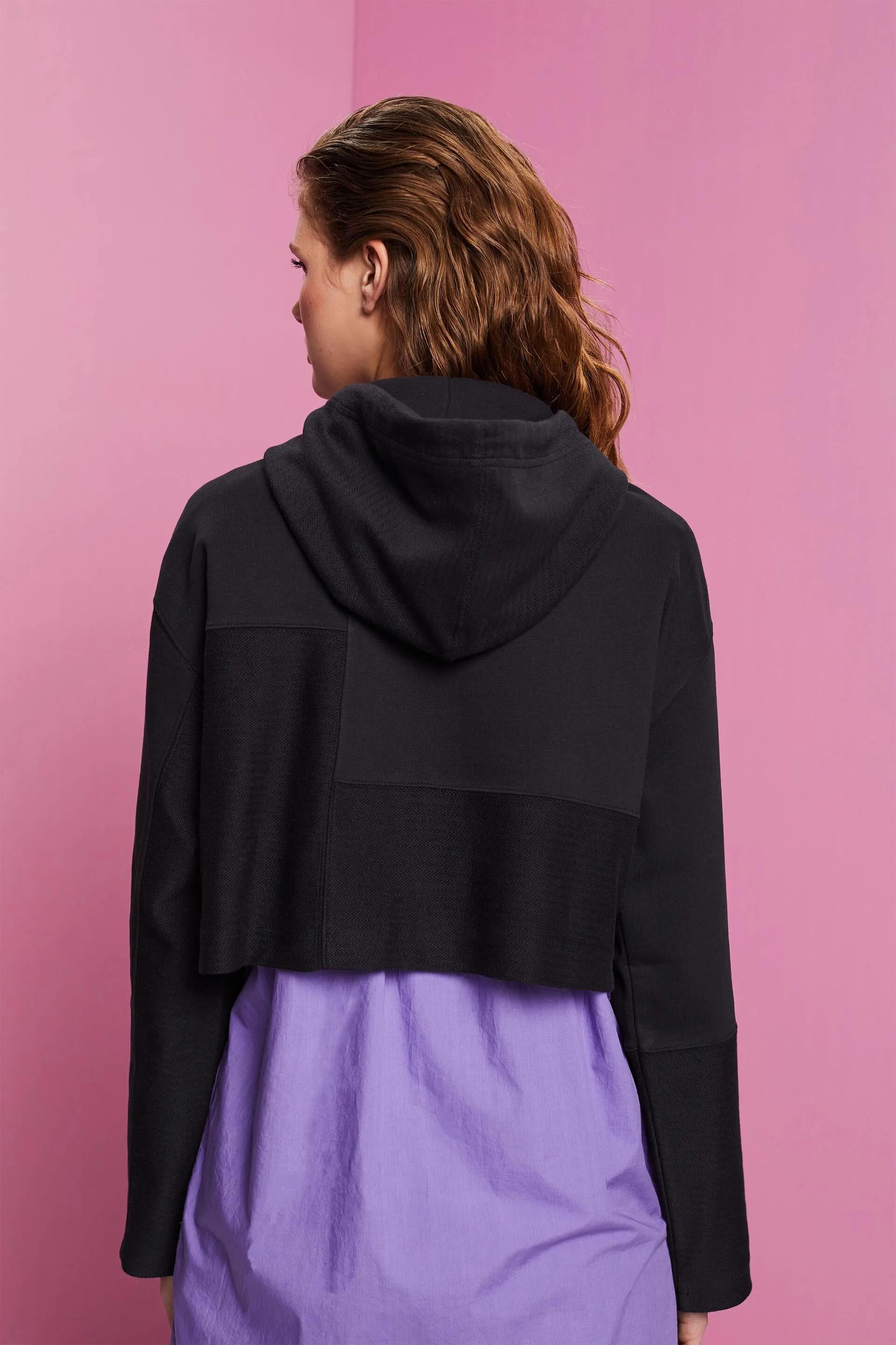Sudadera con capucha con diseño corto y patchwork