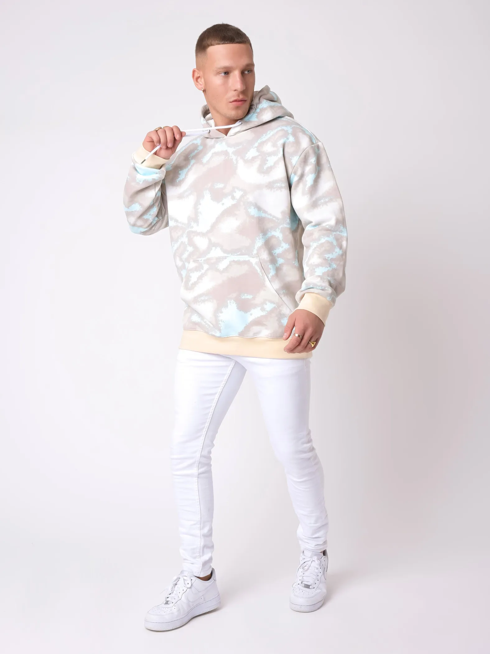 Sudadera con capucha de estampado abstracto desteñido