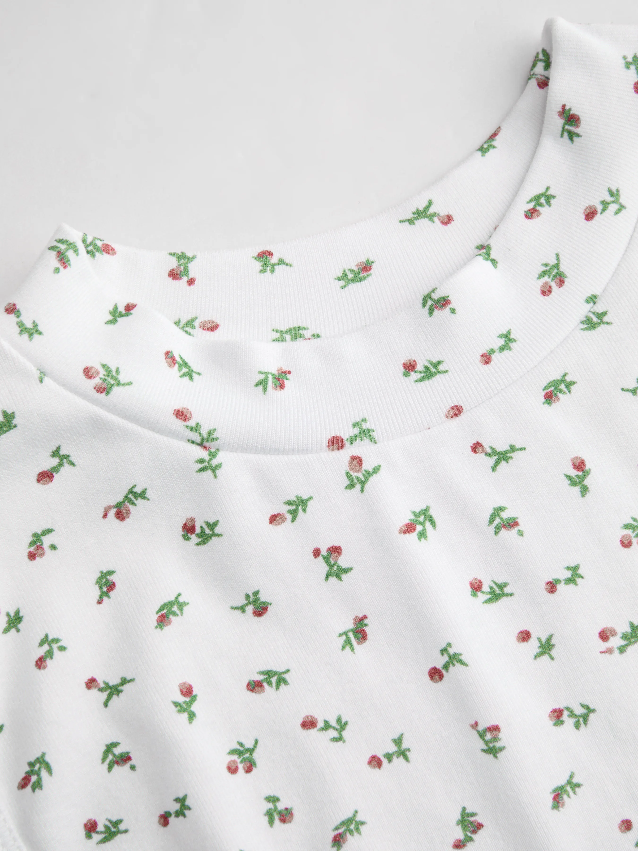Top corto fruncido con estampado floral y cuello redondo