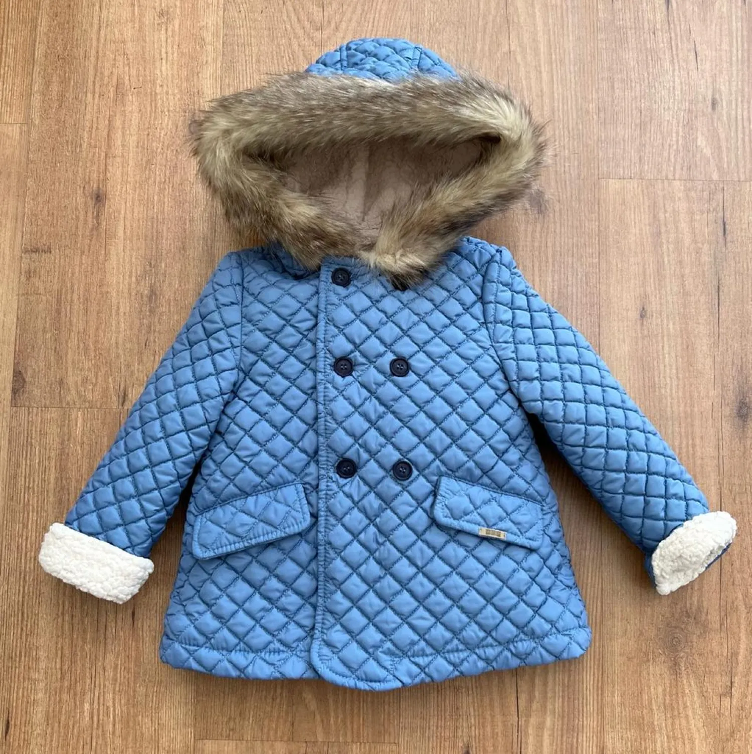 Trenka acolchada unisex. Azul Francia con interior polar.