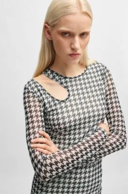 Vestido de malla estampada con abertura en el cuello