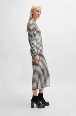 Vestido de malla estampada con abertura en el cuello