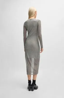 Vestido de malla estampada con abertura en el cuello