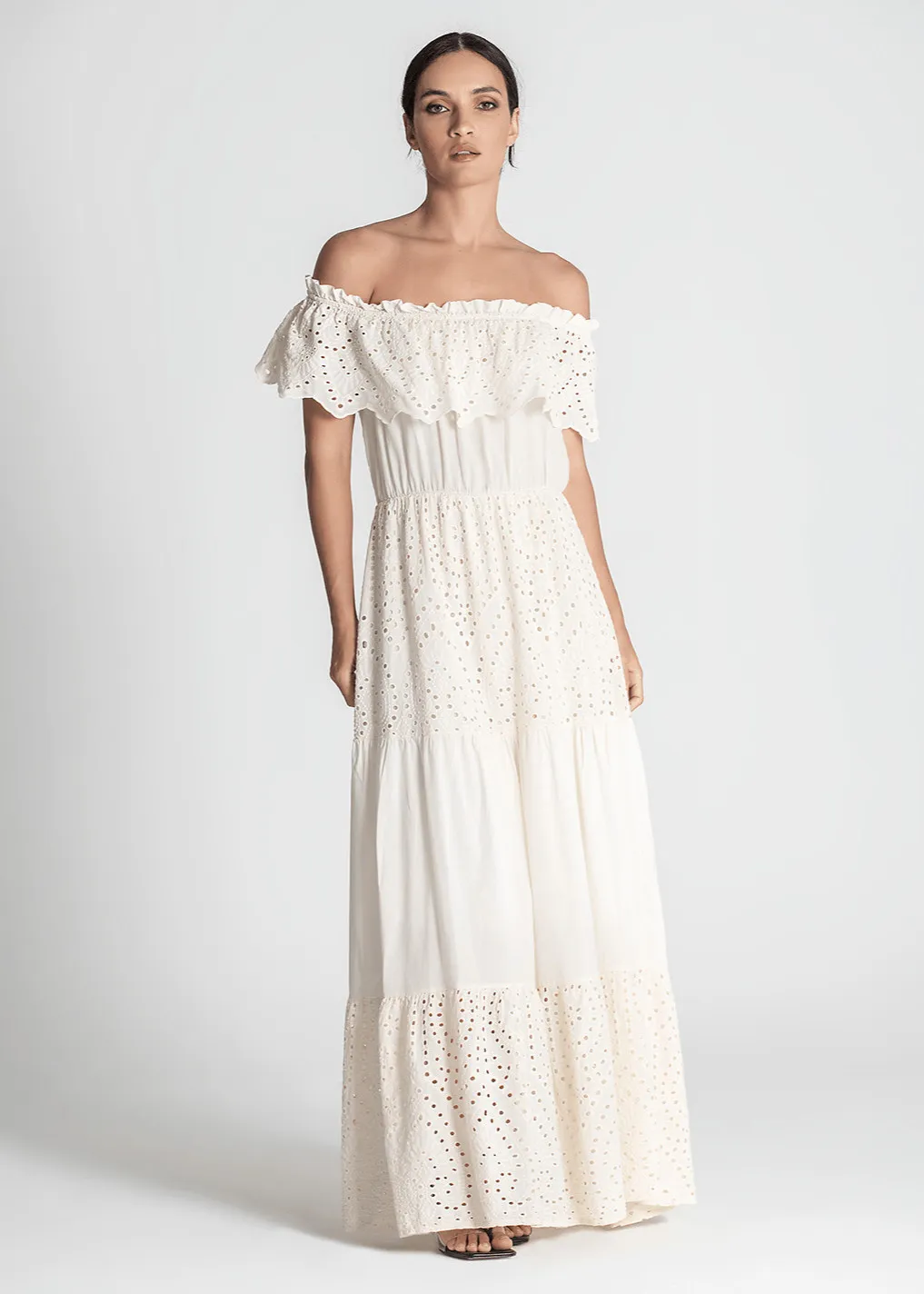 Vestido sin hombros con bordado inglés crudo