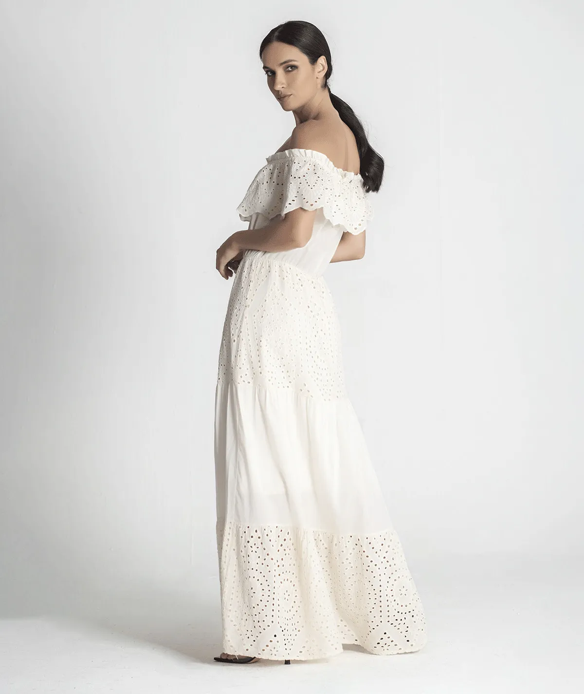 Vestido sin hombros con bordado inglés crudo