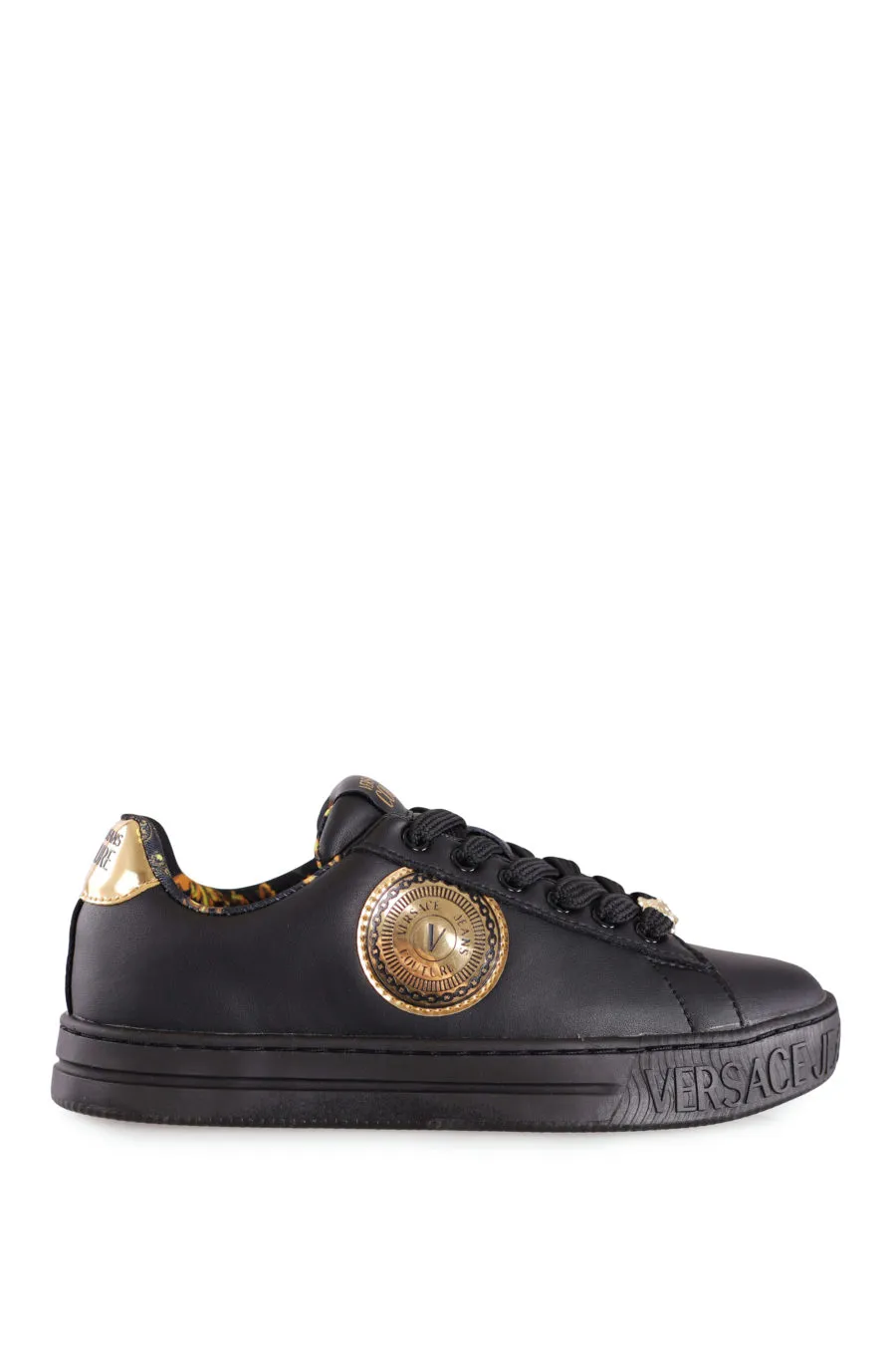 Zapatillas negras con logo dorado
