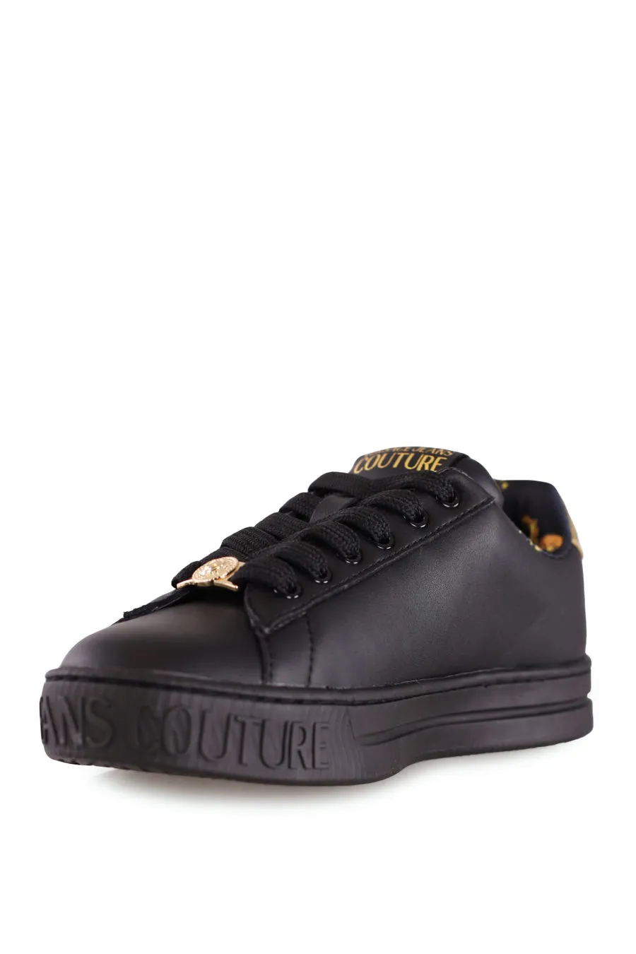 Zapatillas negras con logo dorado