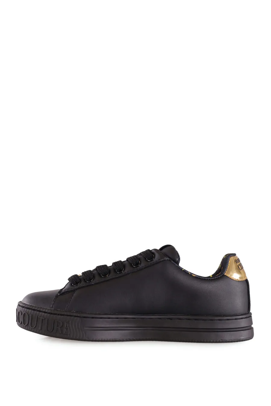 Zapatillas negras con logo dorado