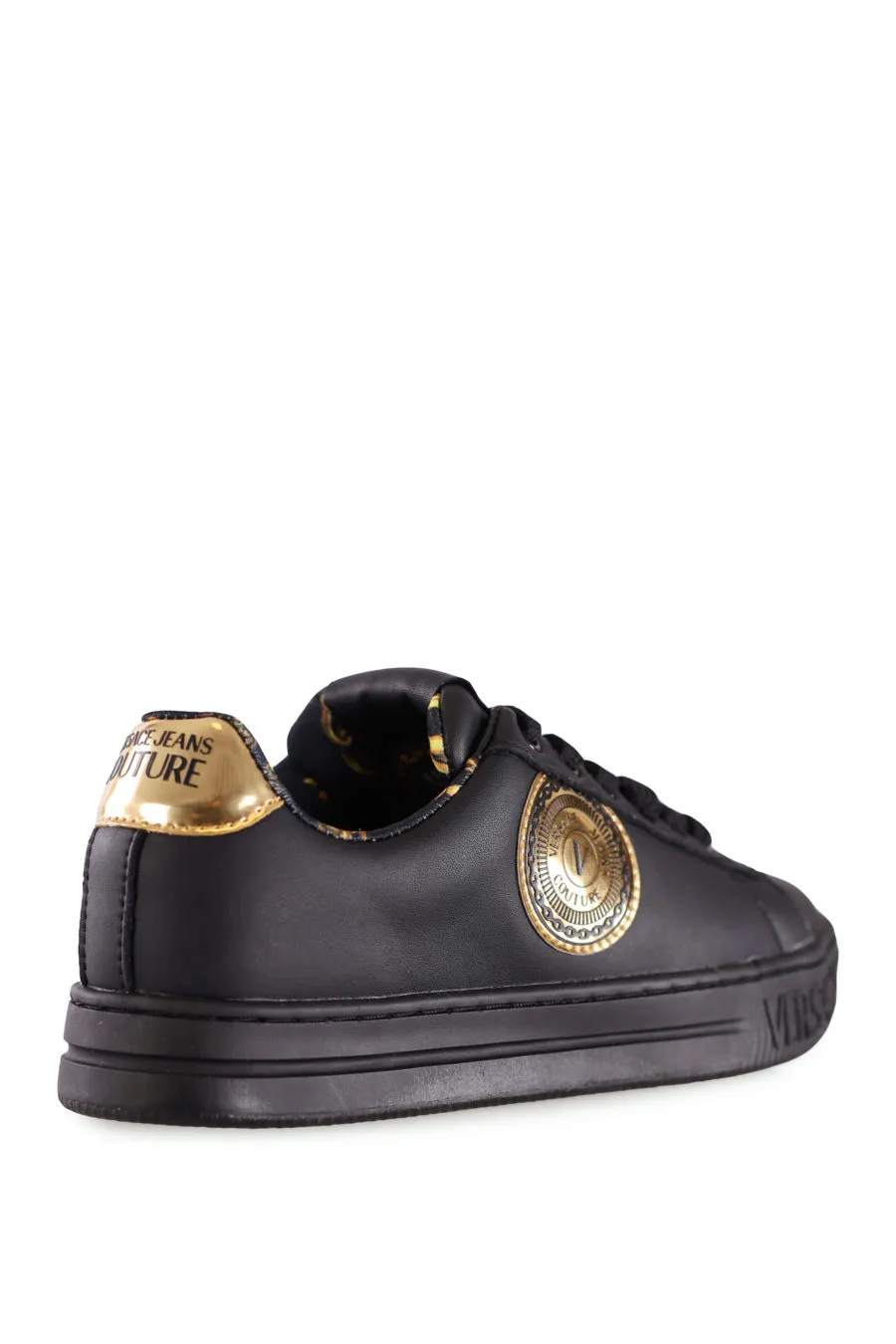 Zapatillas negras con logo dorado