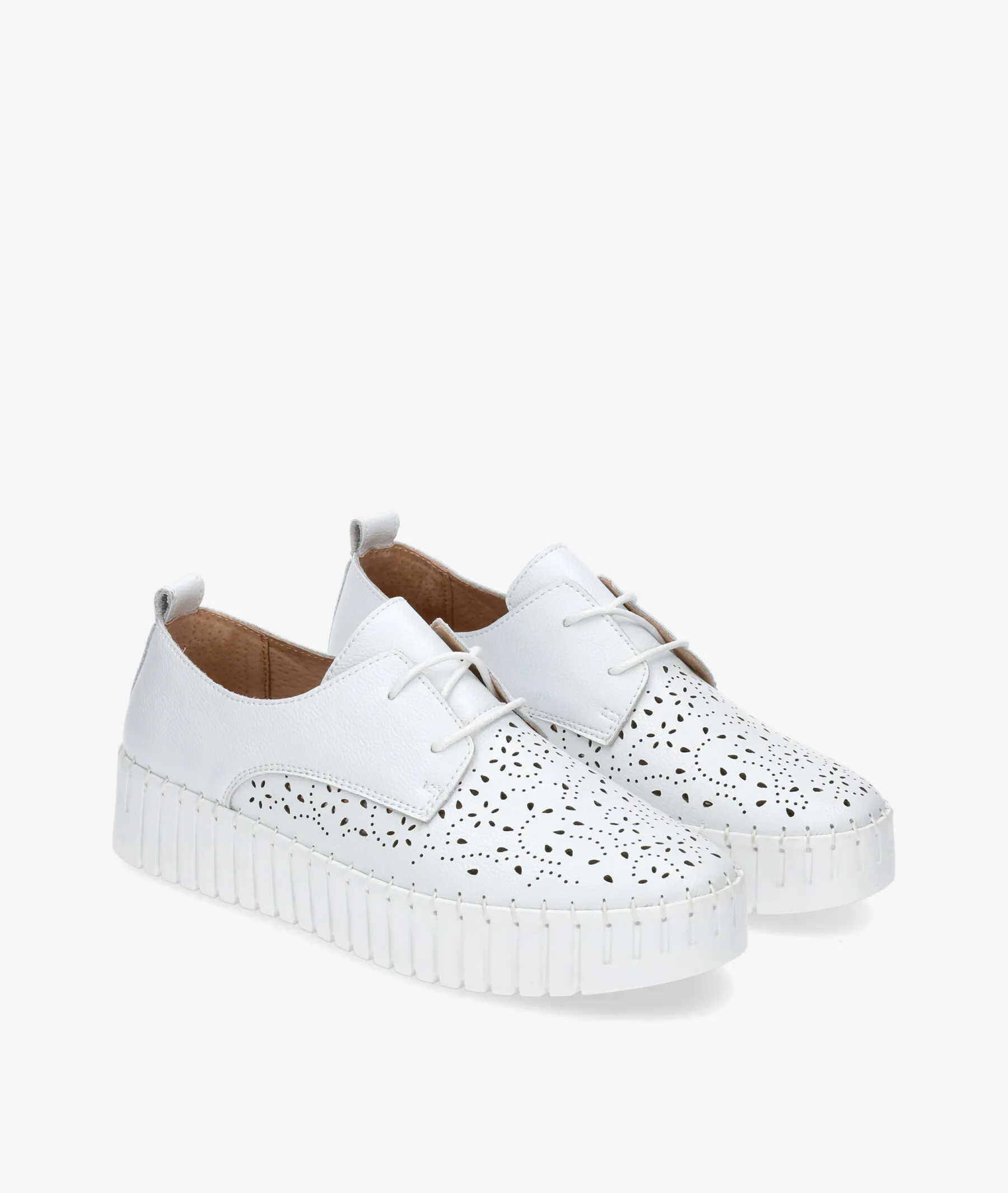Zapatos de tacón bajo St. Gallen PILARES en blanco