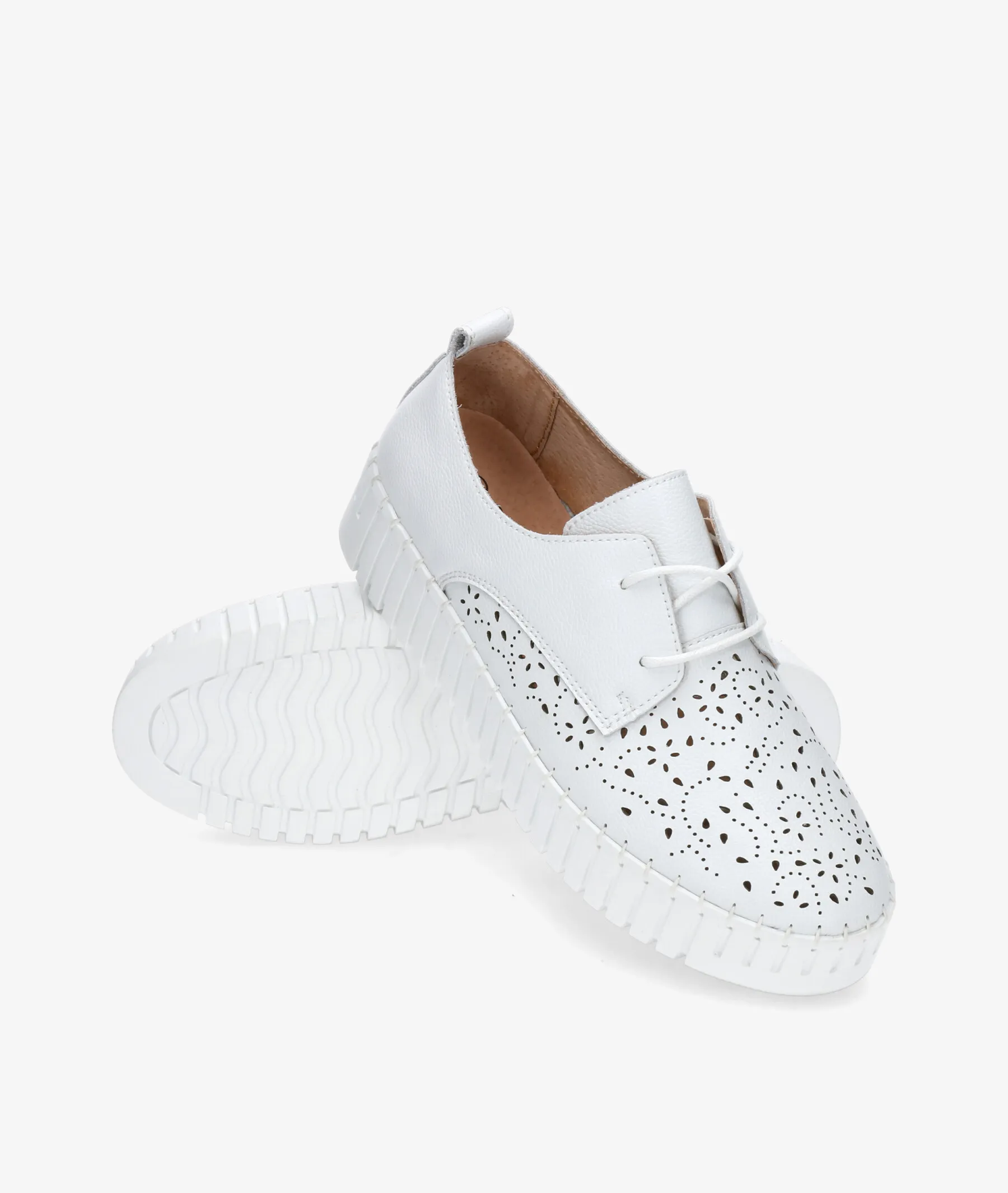 Zapatos de tacón bajo St. Gallen PILARES en blanco